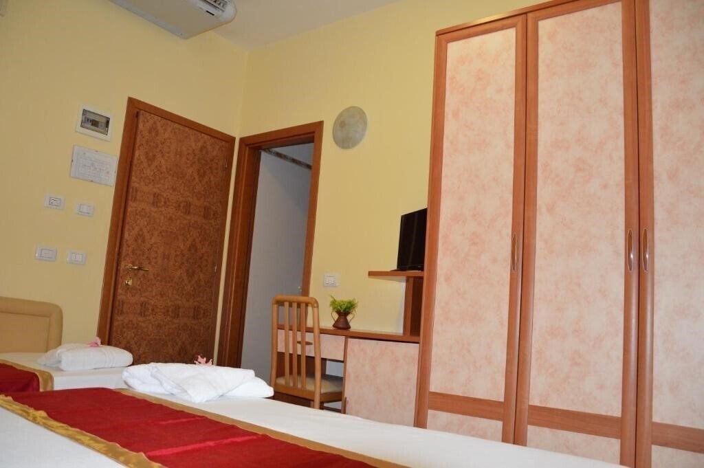 Готель Hotel Carolin 3*
