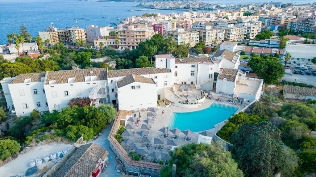 Отель Grand Hotel Villa Politi 4*