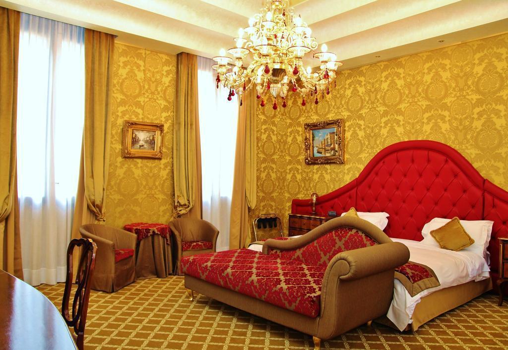 Hotel Pesaro Palace 4*