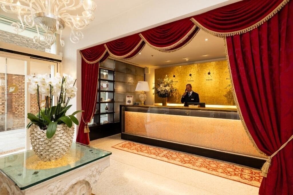 Готель A La Commedia 4*