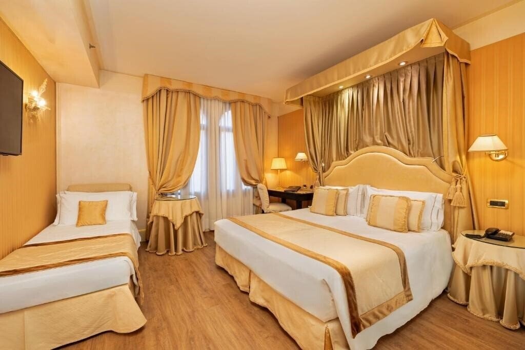 Фото A La Commedia 4*