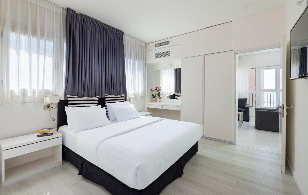 Готель Best Western Regency Suites 4*