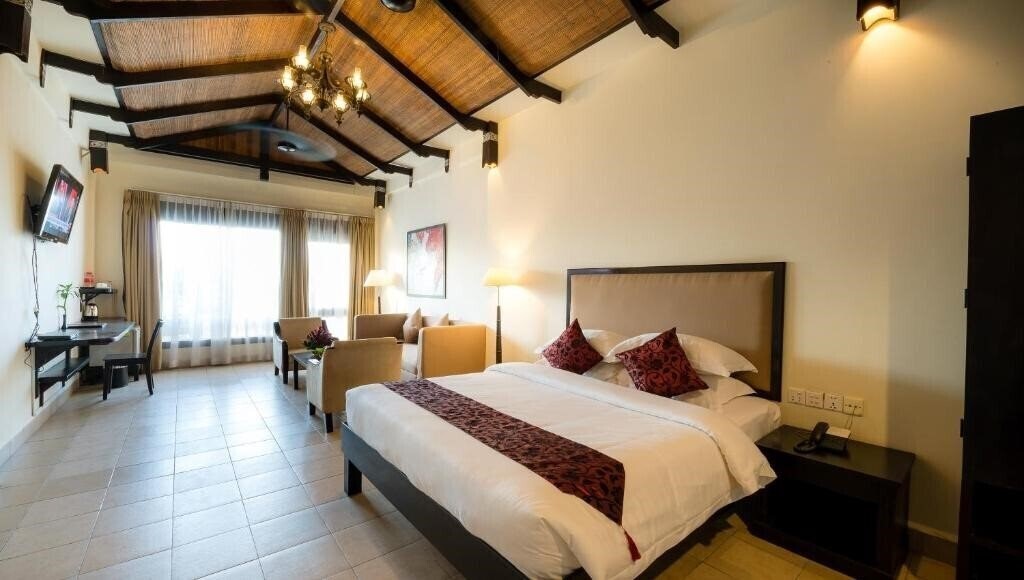 Фото Almond Hotel 3*