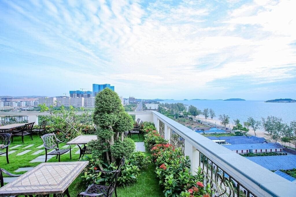 Zdjęcie Sea Breeze Hotel & Villa 4*