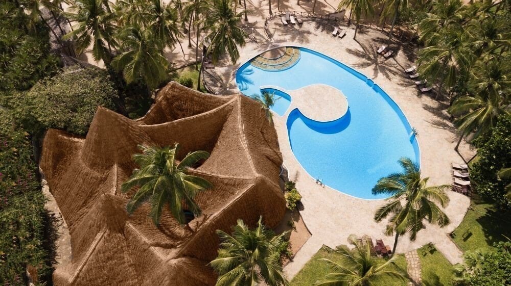 Отель Sandies Tropical Village 4*
