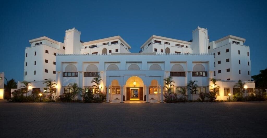 Отель Lantana Galu Beach 5*