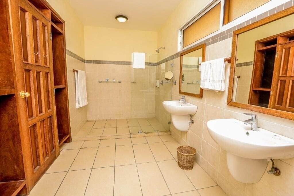 Фото City Blue Creekside Hotel & Suites 4*