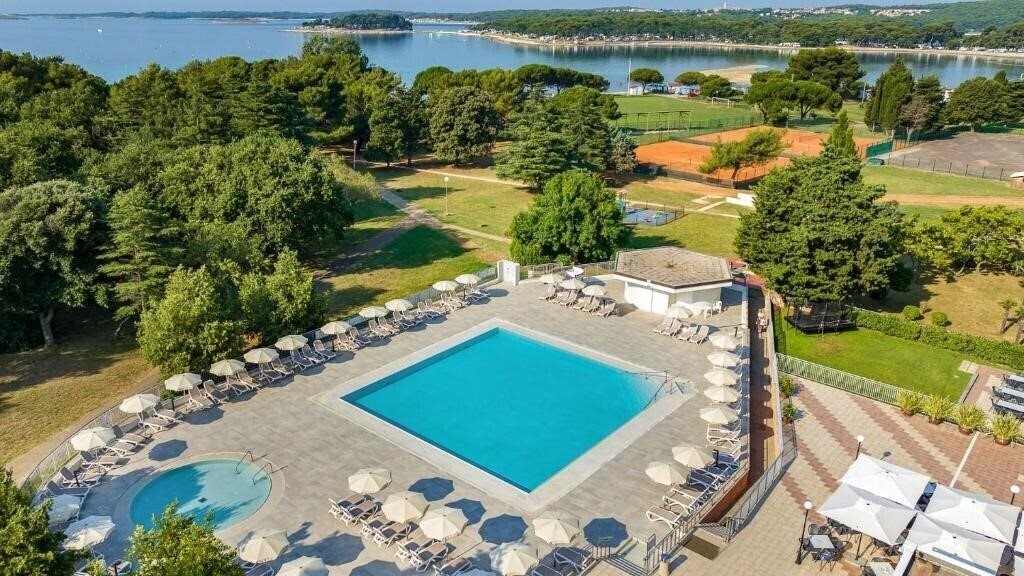 Готель Arena Hotel Holiday 3*