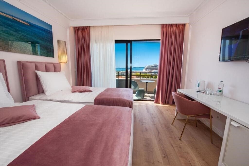 Готель Hotel Luxe 4*