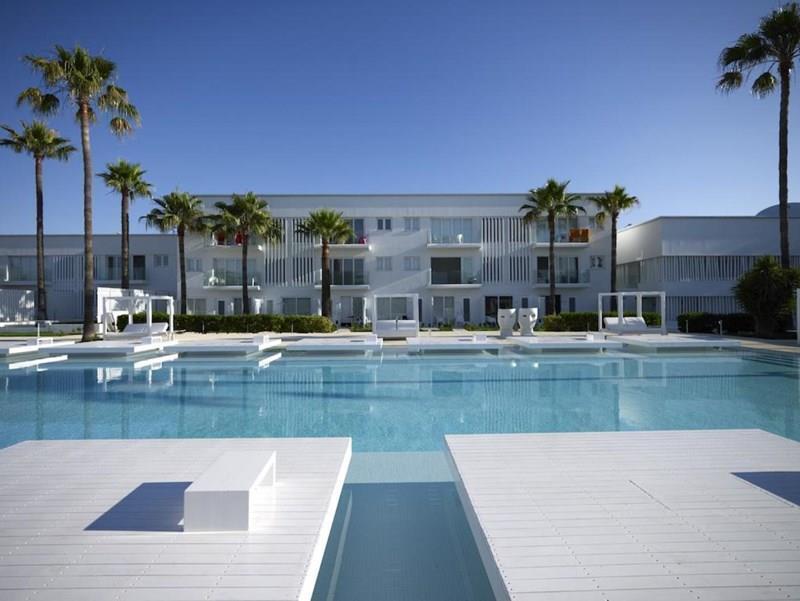 Готель So White Boutique Suites 4*