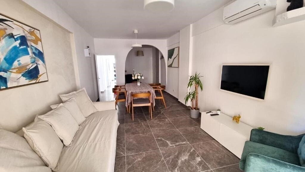 Hotel Center 2BR Apt W/ Parking & 250m Walk From Beach 2*