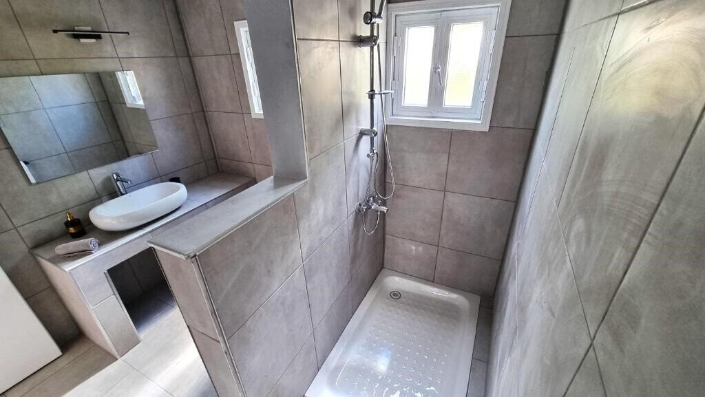 Zdjęcie Center 2BR Apt W/ Parking & 250m Walk From Beach 2*