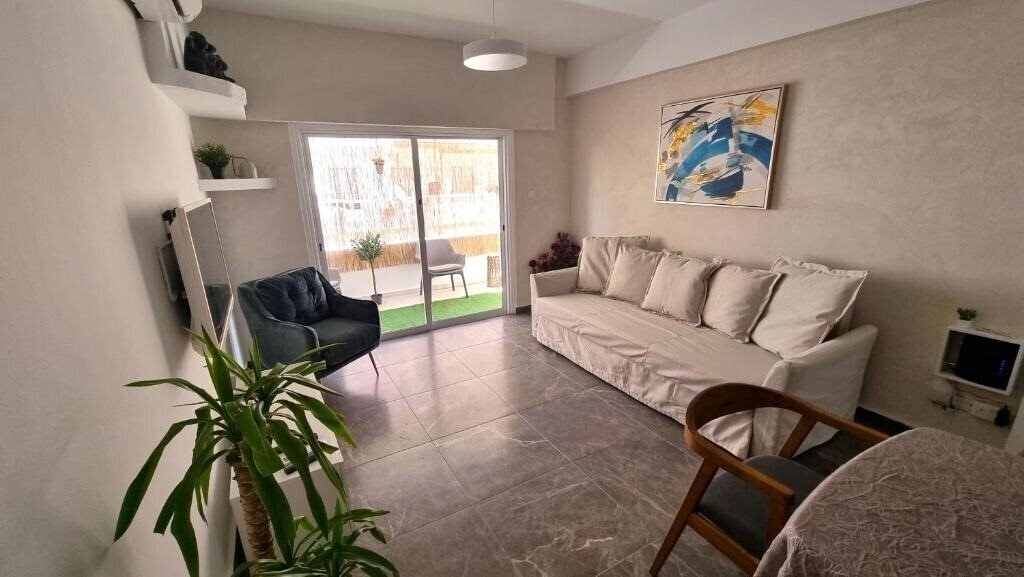 Zdjęcie Center 2BR Apt W/ Parking & 250m Walk From Beach 2*