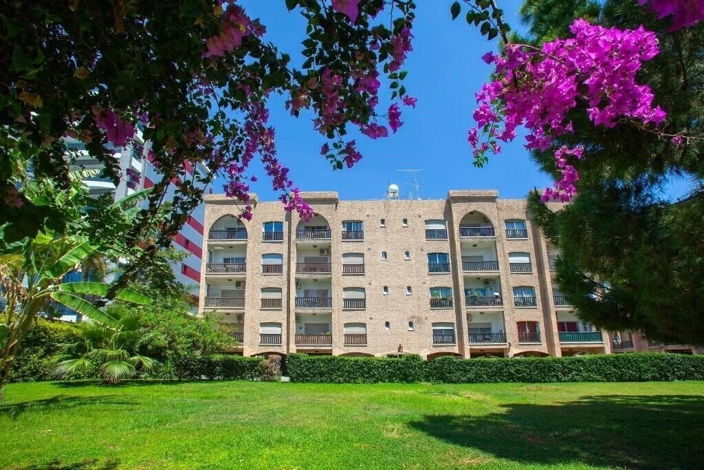 Отель Castle Holiday Apartments 4*