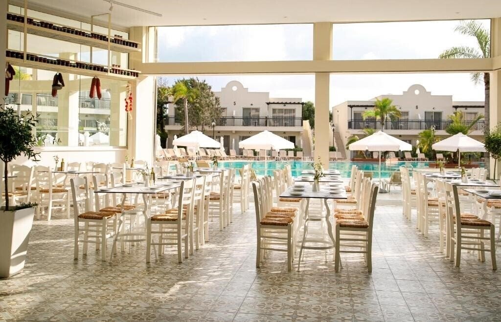 Zdjęcie Louis Paphos Breeze 4*