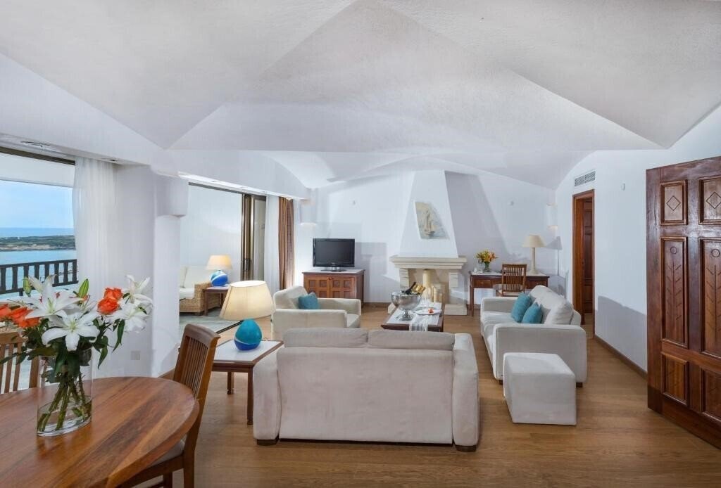 Фотография Coral Beach Hotel & Resort 5*