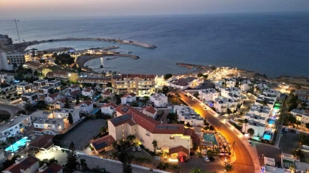 Готель Anais Bay 3*