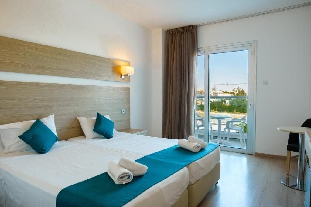 Hotel Kapetanios Bay 3*