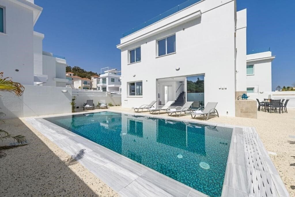 Готель Green Bay Villas 3*