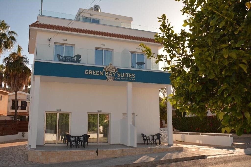 Готель Green Bay Suites 3*