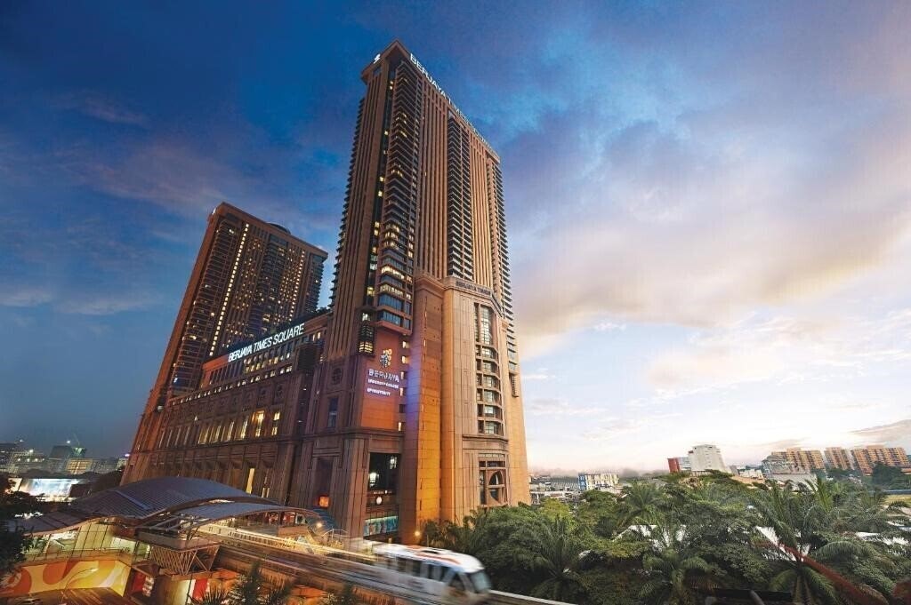 Hotel Berjaya Times Square 4*