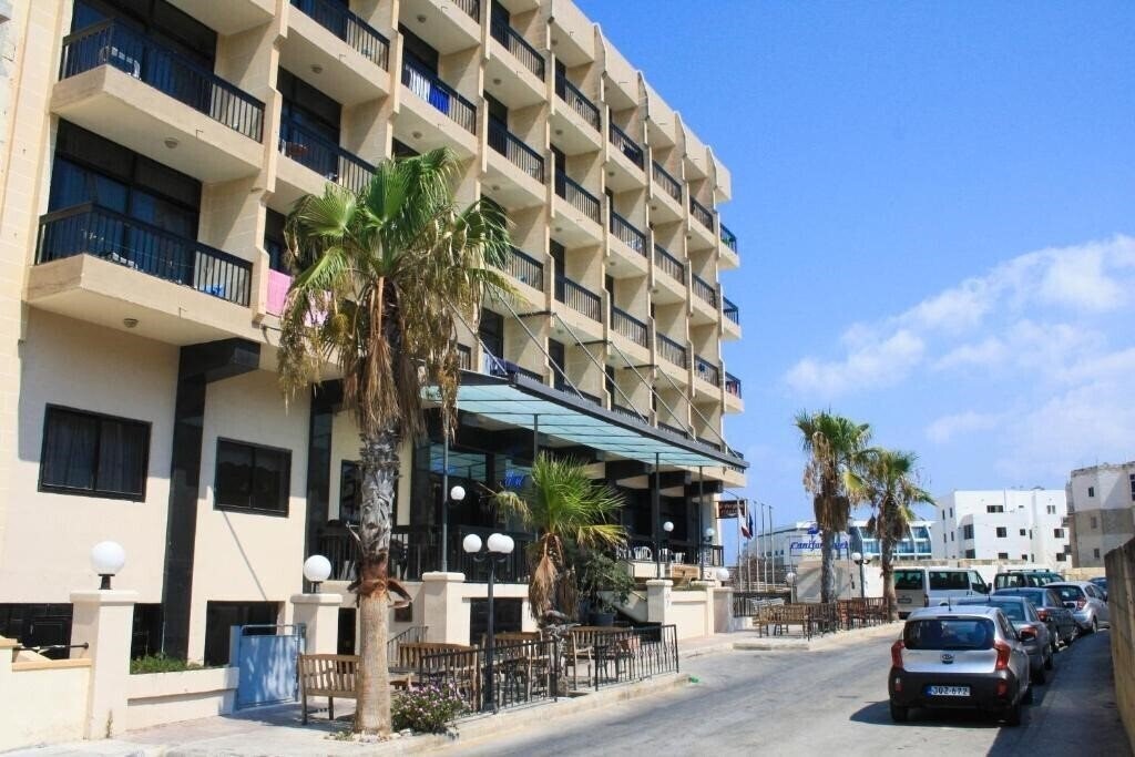 Готель Canifor Hotel 4*