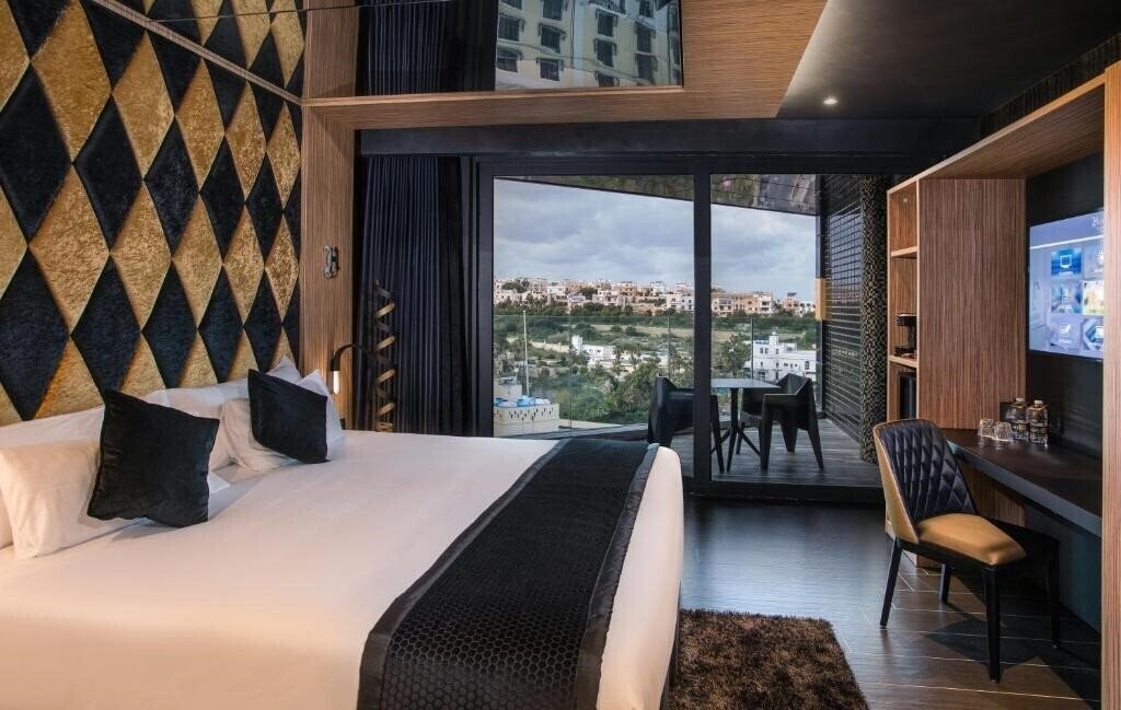 Фото H Hotel 4*