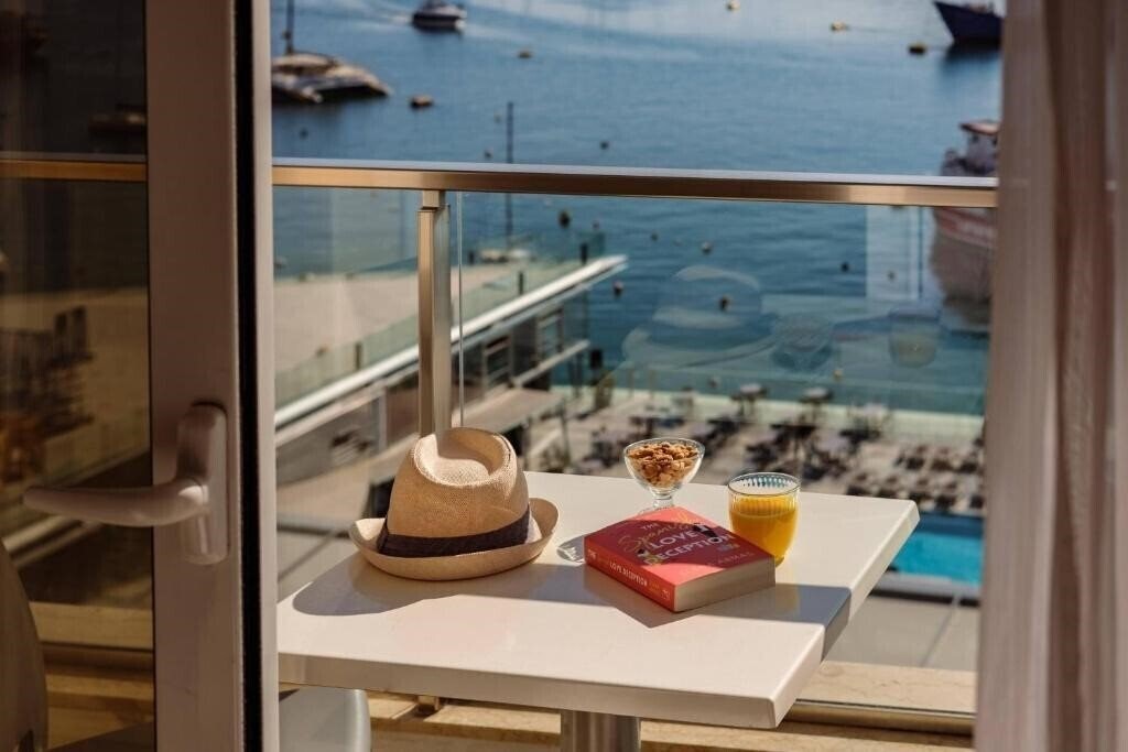 Hotel 115 The Strand Aparthotel 3*