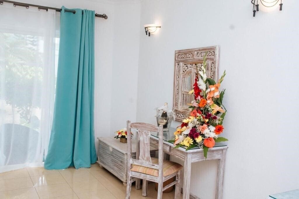 Картинка Hibiscus Beach Resort & Spa 3*