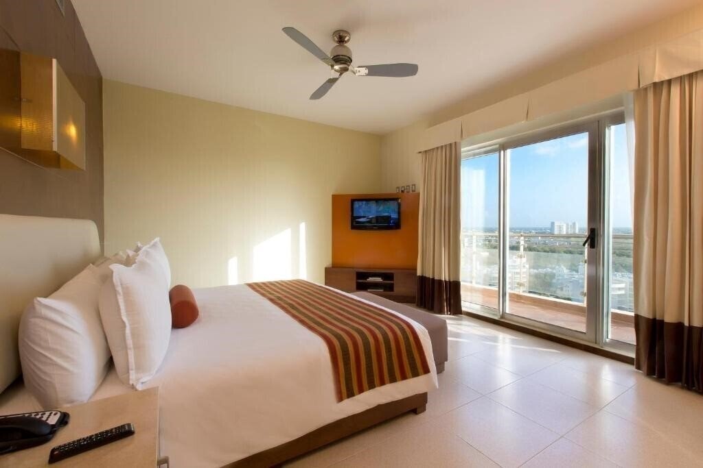 Готель Krystal Urban Cancun Malecon 4*
