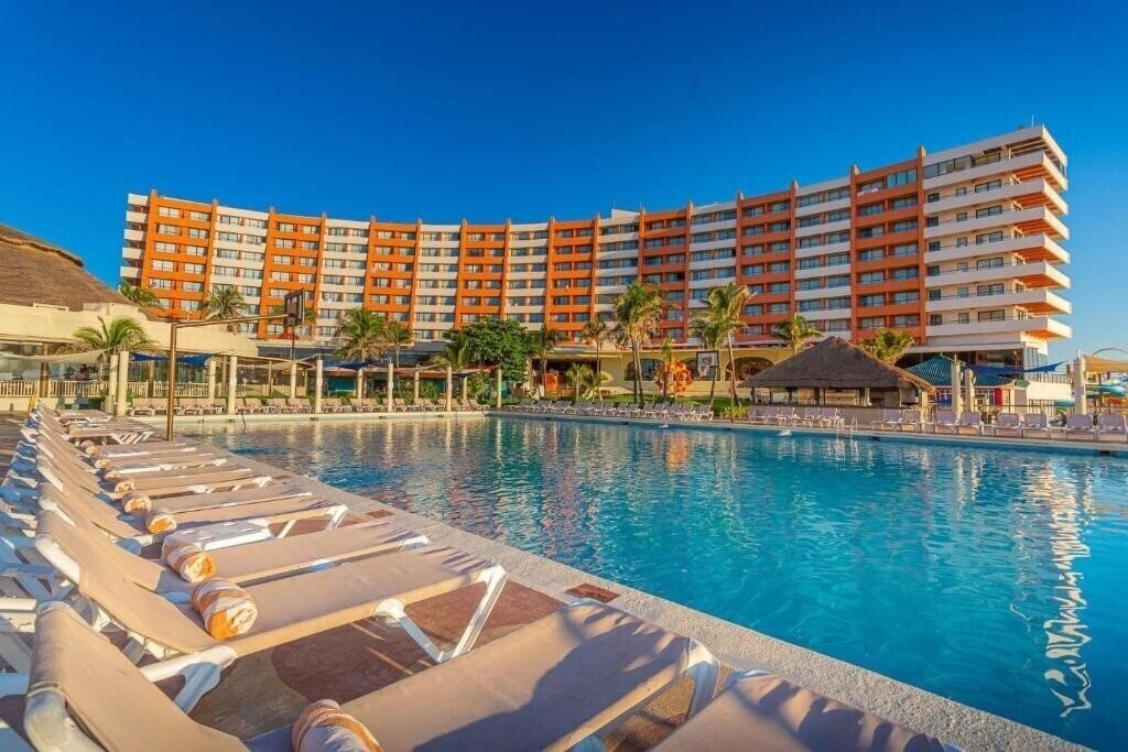 Готель Crown Paradise Club Cancun 5*