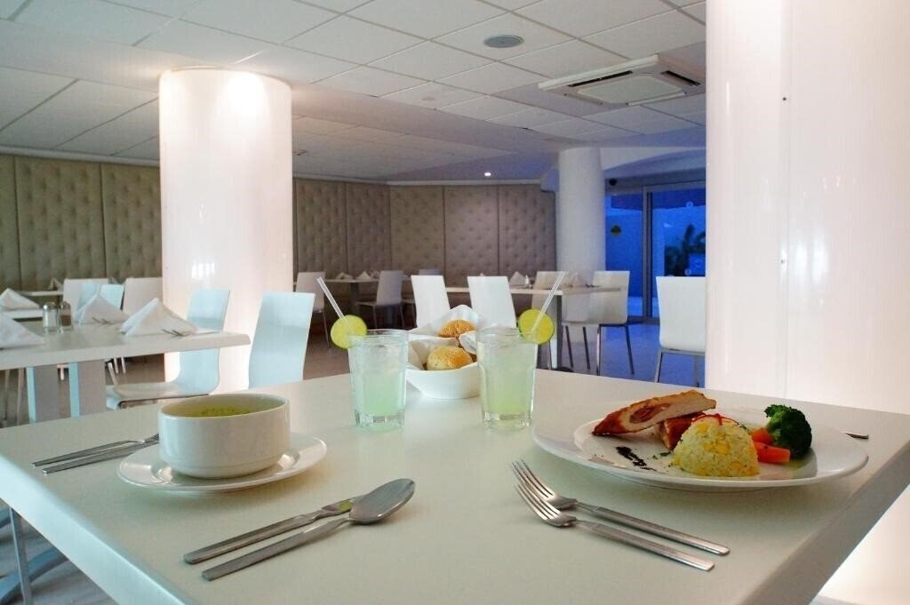 Зображення Adhara Express (ex. Ramada Cancun City, Ramada by Wyndham Cancun City) 3*