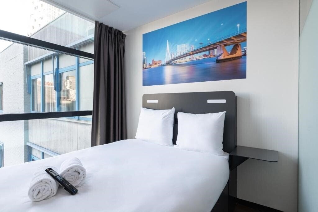 Фотографія Easyhotel Rotterdam City Centre 2*
