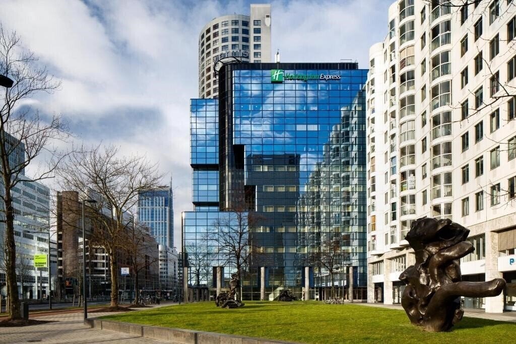 Готель Holiday Inn Express Rotterdam - Central Station 3*