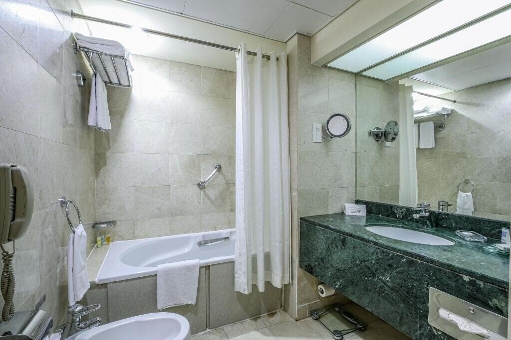 Zdjęcie Millennium Downtown Abu Dhabi (ex. Millennium Plaza Downtown, Crowne Plaza Abu Dhabi) 5*