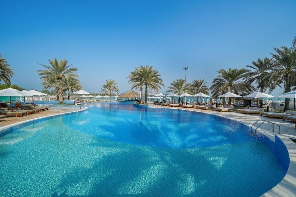 Отель Radisson Blu Hotel & Resorts Abu Dhabi Corniche (ex. Hilton Corniche Hotel Apartments) 5*
