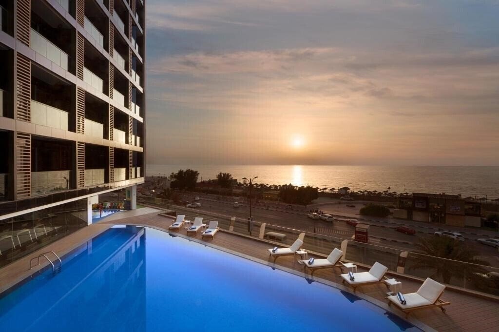 Готель Wyndham Garden Ajman Corniche 4*