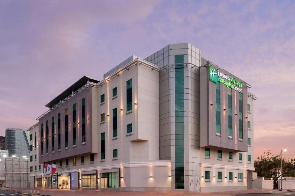 Готель Holiday Inn Express Dubai Safa Park 2*