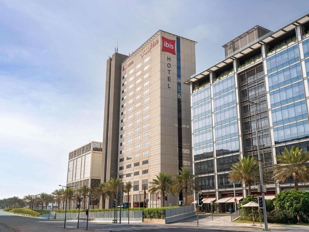 Отель Ibis One Central 3*