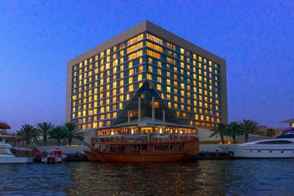 Отель Sheraton Dubai Creek Hotel & Towers 5*