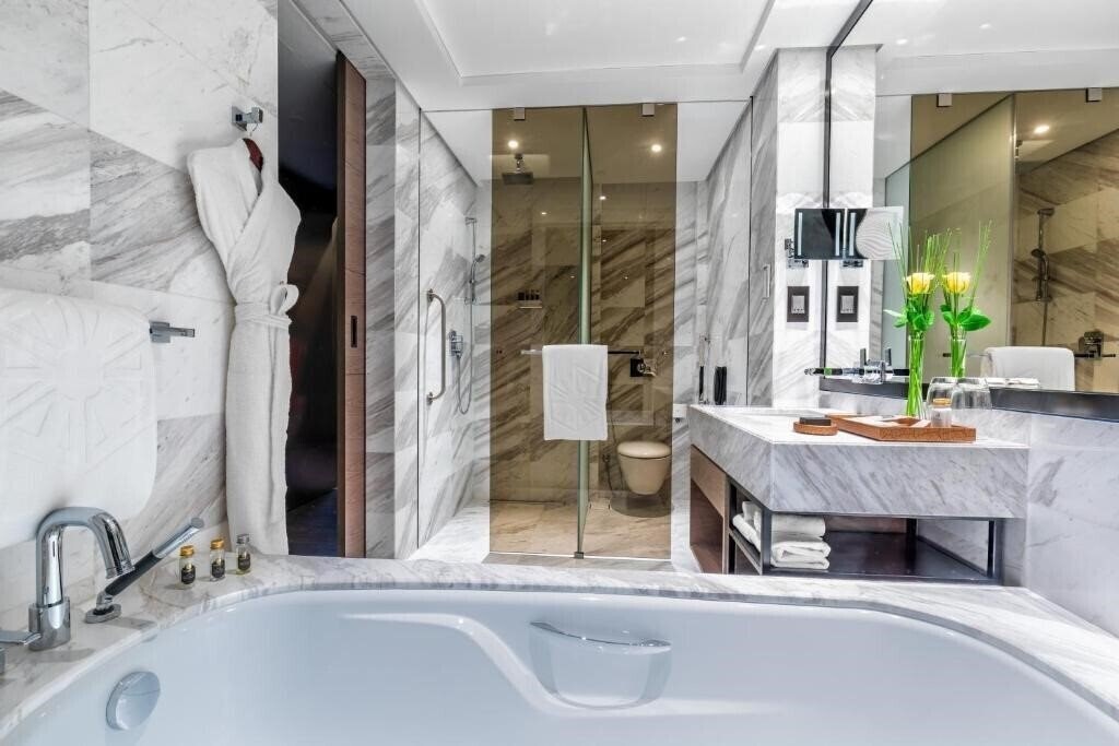 Фото Taj Jumeirah Lakes Towers Hotel 5*