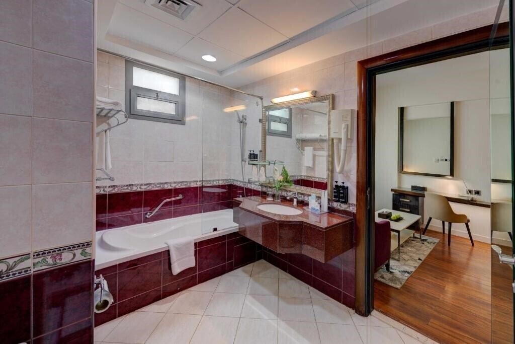 Zdjęcie Howard Johnson Plaza by Wyndham Dubai Deira (ex. Lotus Retreat Hotel, Howard Johnson Plaza by Wyndham) 4*