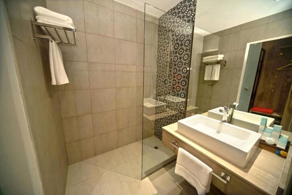 Фотографія Kingsgate Canal Hotel 3*