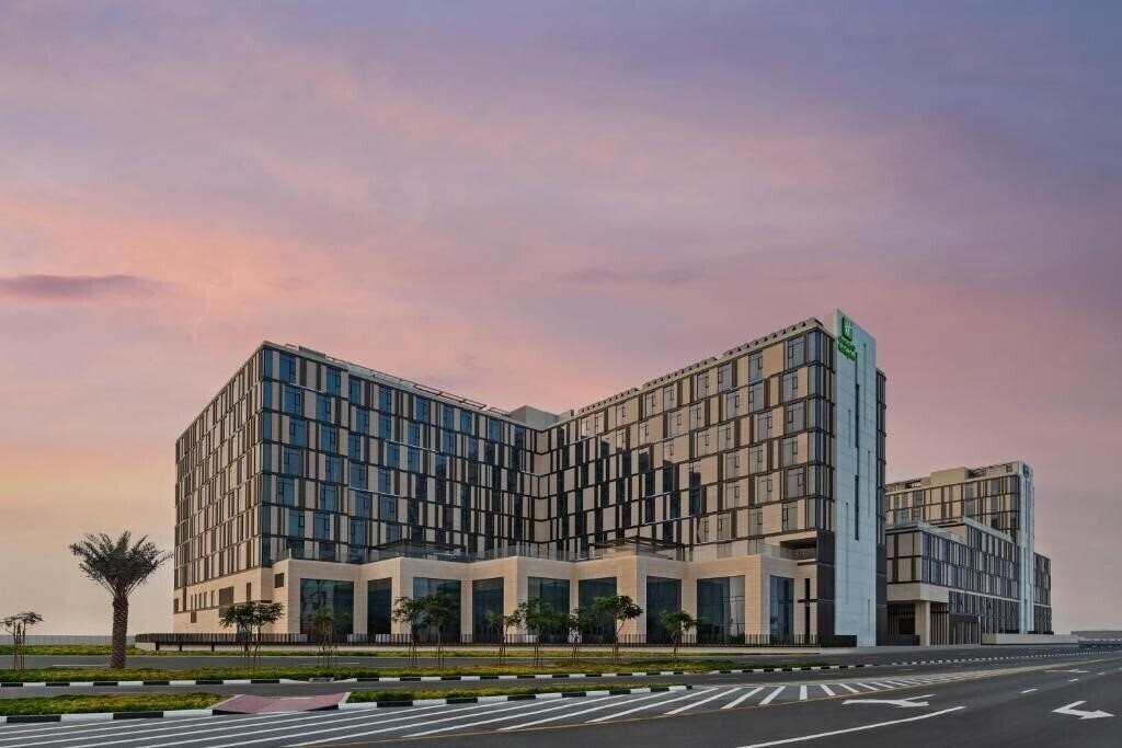Отель Holiday Inn Dubai Al Maktoum Airport 4*