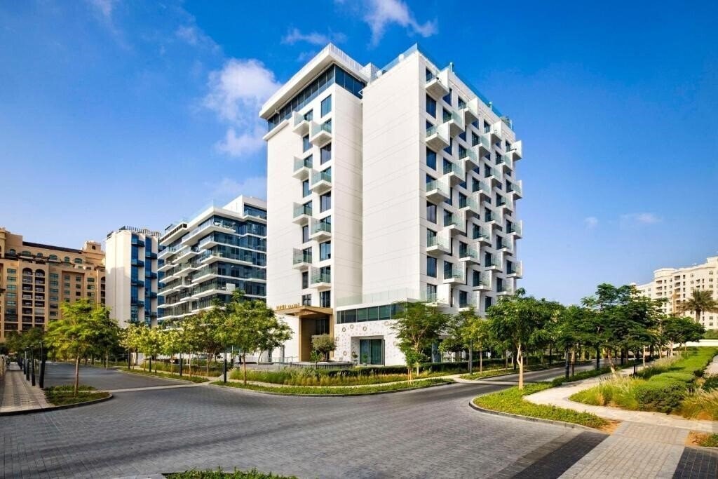 Готель Tumbi West Palm Beach Hotel Dubai, Tapestry Collection by Hilton 4*