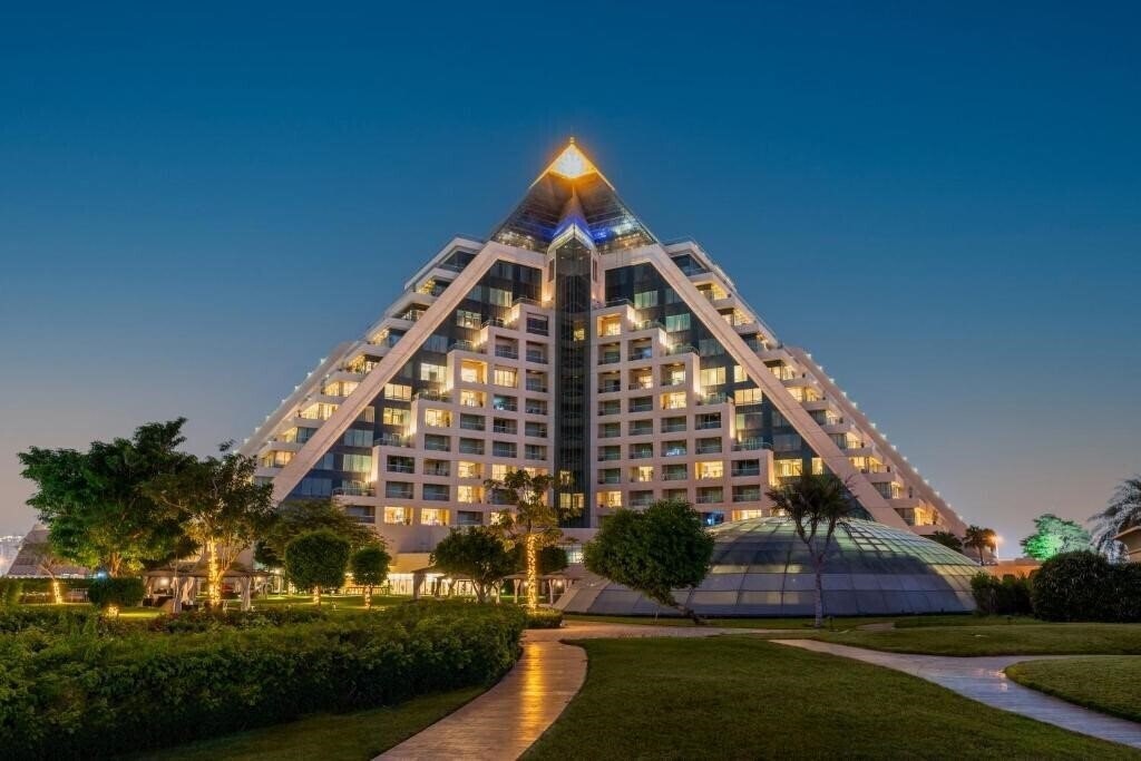 Готель Raffles Dubai 5*