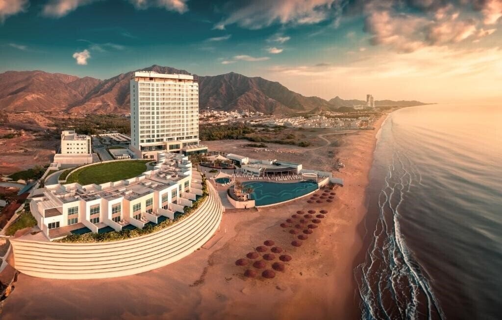 Готель Royal M Hotel & Resorts Al Aqah Beach 5*