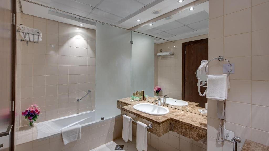 Фотография Center Hotel Sharjah 4*