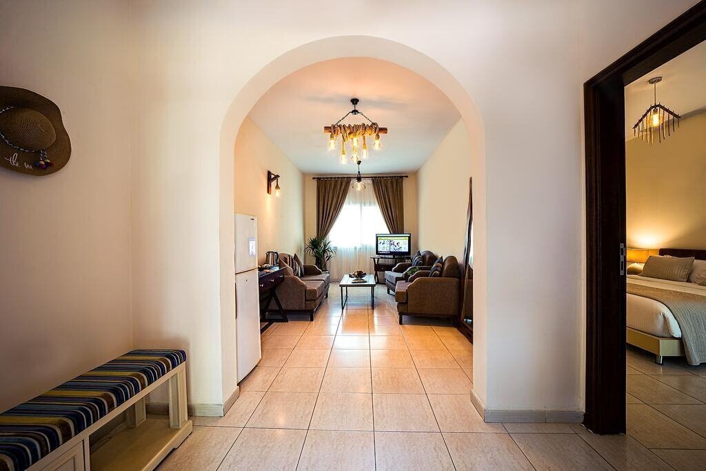 Фото Umm Al Quwain Beach Hotel 4*