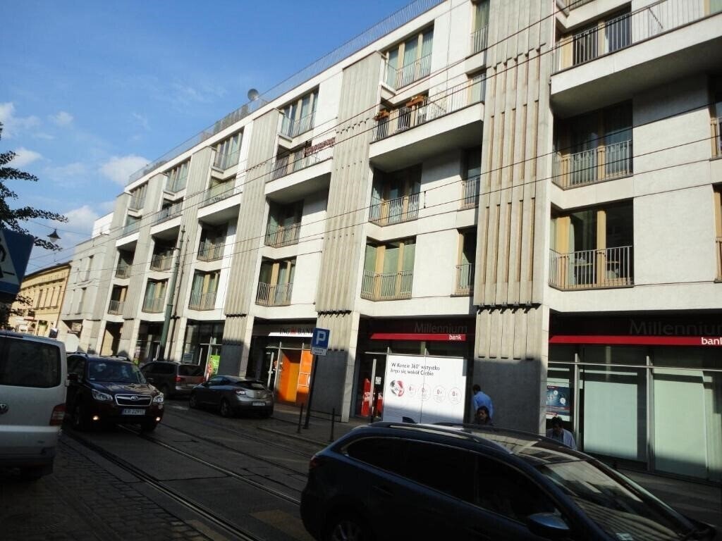 Отель Angel Plaza Apartments 4*